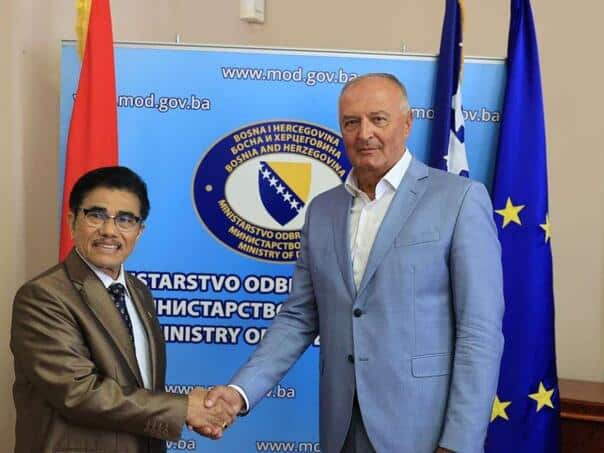 Strengthening links to Asia: Helez and Sitompulu discuss military cooperation