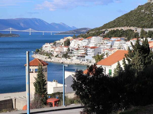 A male from Neum during police control threw a drug box