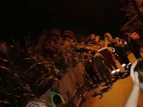 Accident in the ruiting: a truck with workers landed from the road