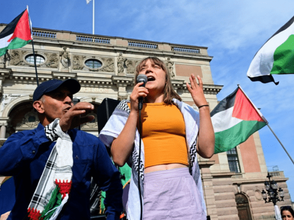 The new flotilla moves toward tramples in an attempt to pierce the Israeli blockade