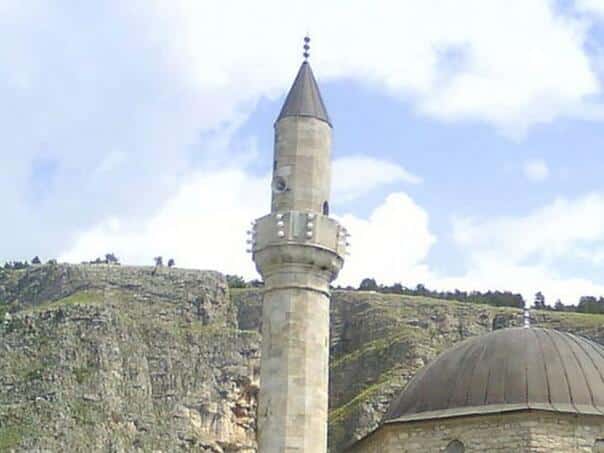 A looted mosque in Teslić, an old police unknown arrested