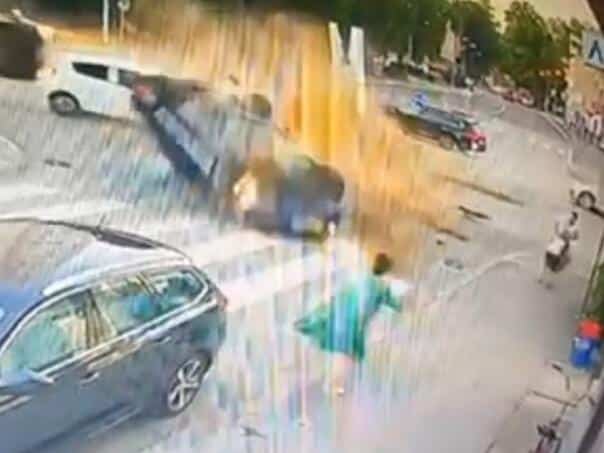 Watch the recording of the accident in the center of Banja Luka, the hairy woman avoided death