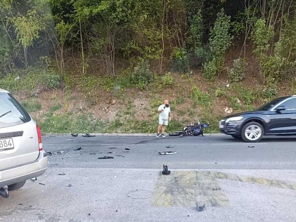 Traffic accident in Sarajevo: The motorcycle lies crushed on the road
