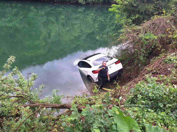 Expensive Mercedes landed in Vrbas, pulled it out by firefighters