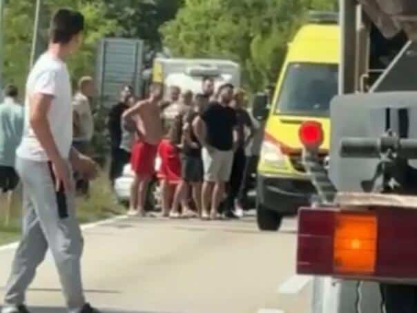 Three persons injured after a heavy collision at a wide hill