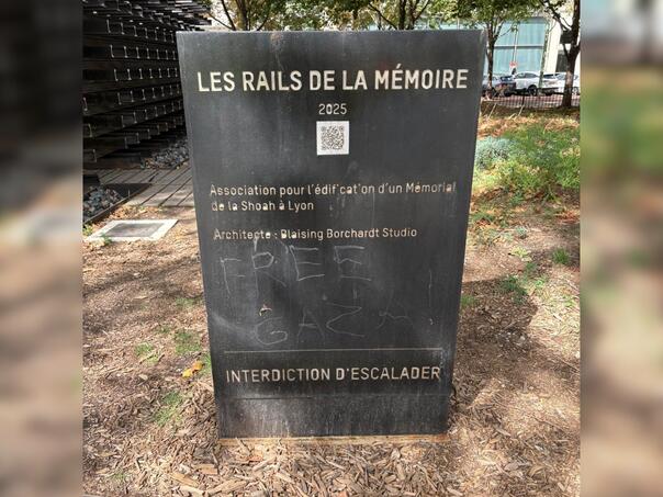 In France, desecrated monument to the victims of the Holocaust inscription "Free Gaza"