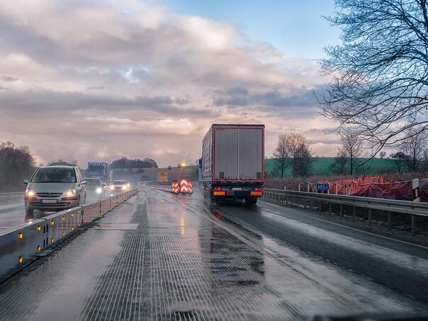 Drivers, Caution: It is transported on the wet and slippery roadway