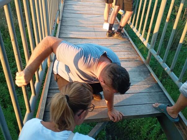 Živinice: The girl failed through the piles on a pedestrian bridge