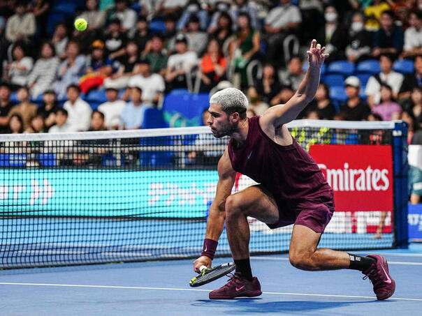 Alcaraz crashed on the floor for injury, but still finished the match and won