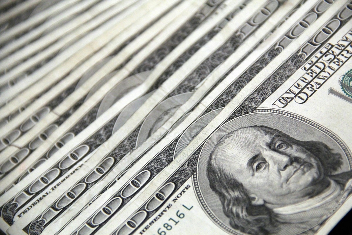 Dollar stable while markets wait for messages from the FED