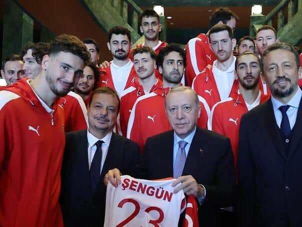 Erdogan received Turkish basketball players after a silver medal at Eurobasket