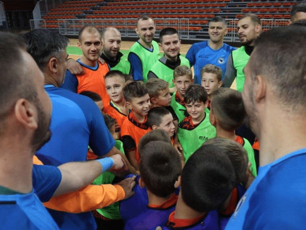 Futsaleri hung out with the children before the return match of the euro 2026 against Belgium