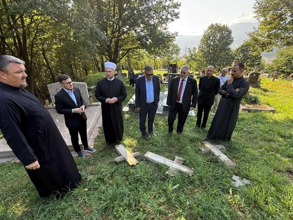 Mioković visited the injured party for the Orthodox cemetery in Pecs: a scandalous and shameful vandal act