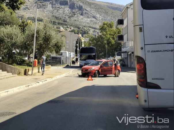 Mostar: Traffic accident near the Franciscan Church, a large crowd on the Boulevard