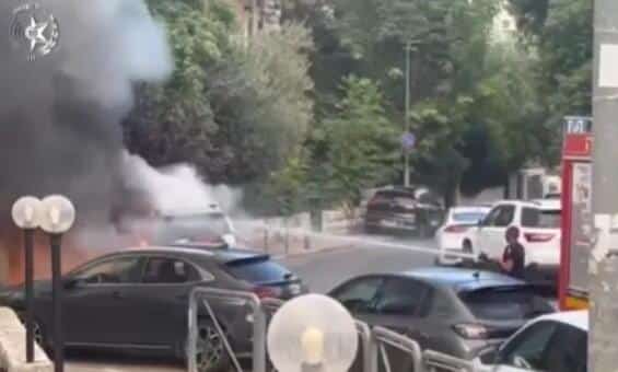 Riots in Jerusalem: Protesters Palili cars near Netanyahu’s residence