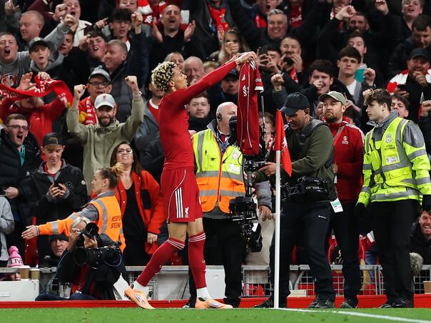 The first goal iska in Liverpool jersey, ekitics off after the jersey removal