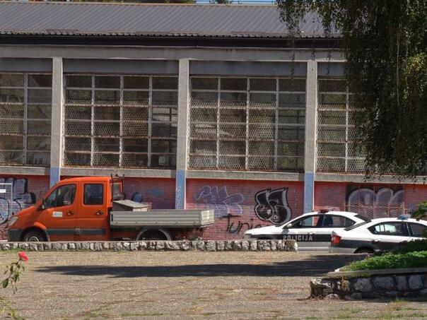 An arrested minor who shining peers in front of the school in Tuzla