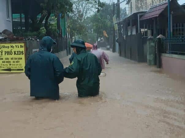 Vietnam closed the airports, evacuated thousand people while Tiffun Bouloi approaches the mainland
