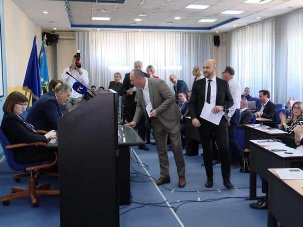 Scheduled Extraordinary Session: DF leaves the Coalition from the SDA in TK?
