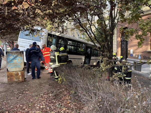 A bus crashed into a school in Hungary: More than 20 people were injured