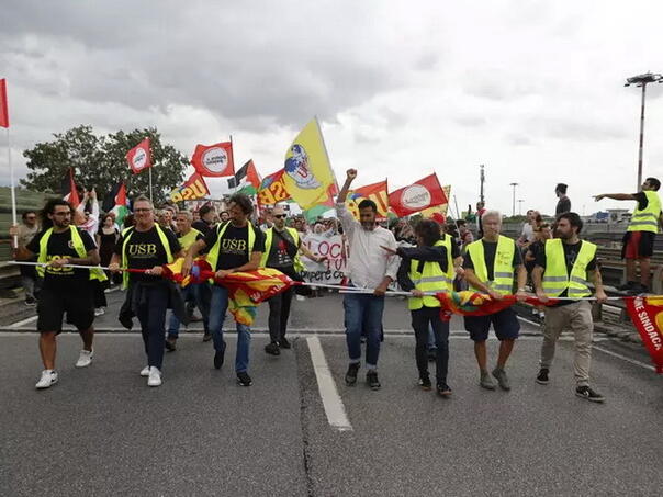 Protesters on the airport runway in Pisa, Flights suspended