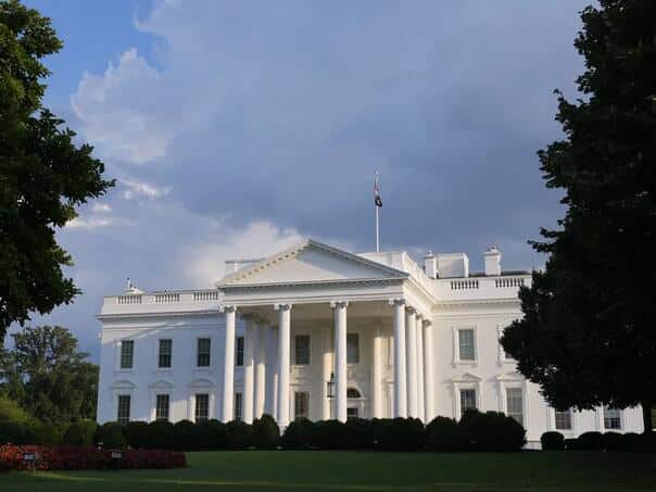 While Republicans and Democrats "They switch balls"Federal workers suffer