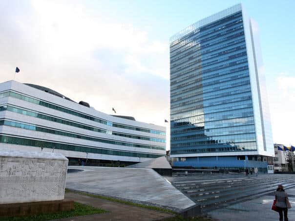 Civil servants leave their jobs and move to the private sector