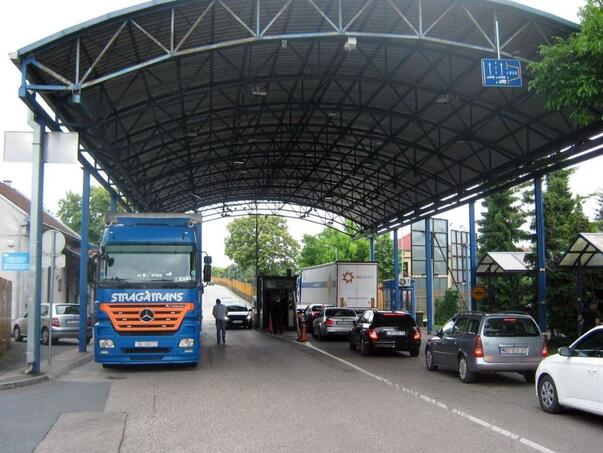 Long vehicle columns at the exit from BiH at individual border crossings