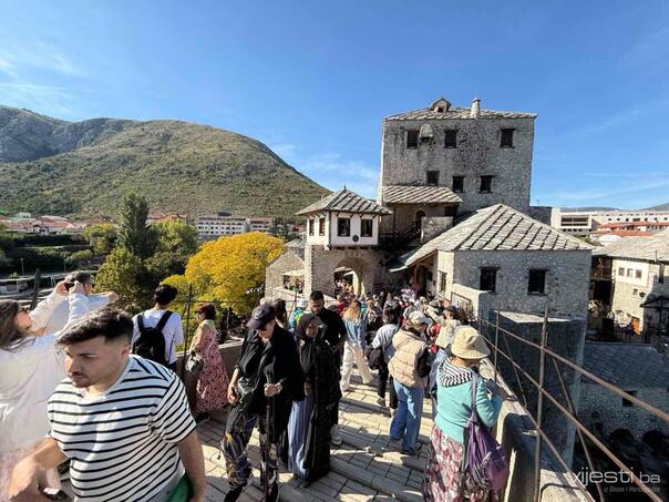 Mostar full of tourists: Japanese, Germans, British … admire the old bridge