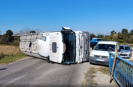 Traffic suspended on the main road: The truck caped