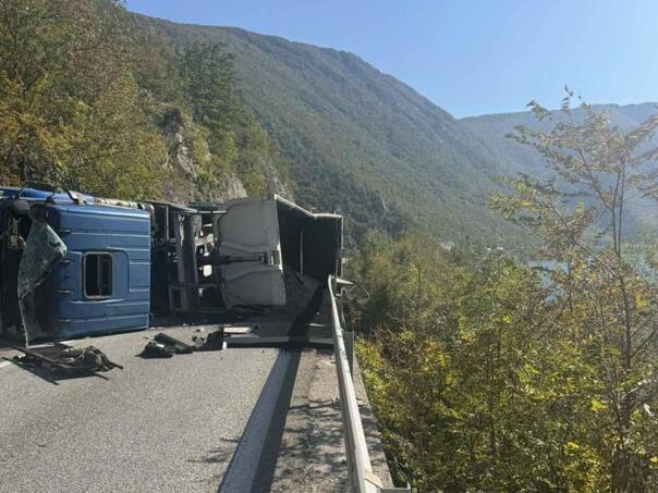 Turning off the cargo truck on Jablanica-Mostar road: Crowds formed