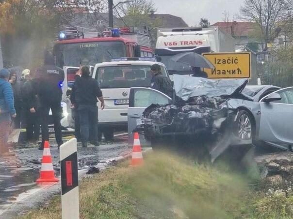 Traffic accident near Izačić: Three people seriously injured