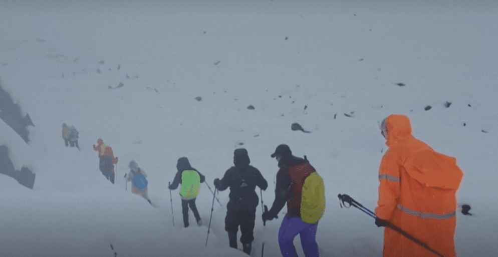 Snow storm in Himalayas: 350 mountaineers saved, hundreds more in the mountains