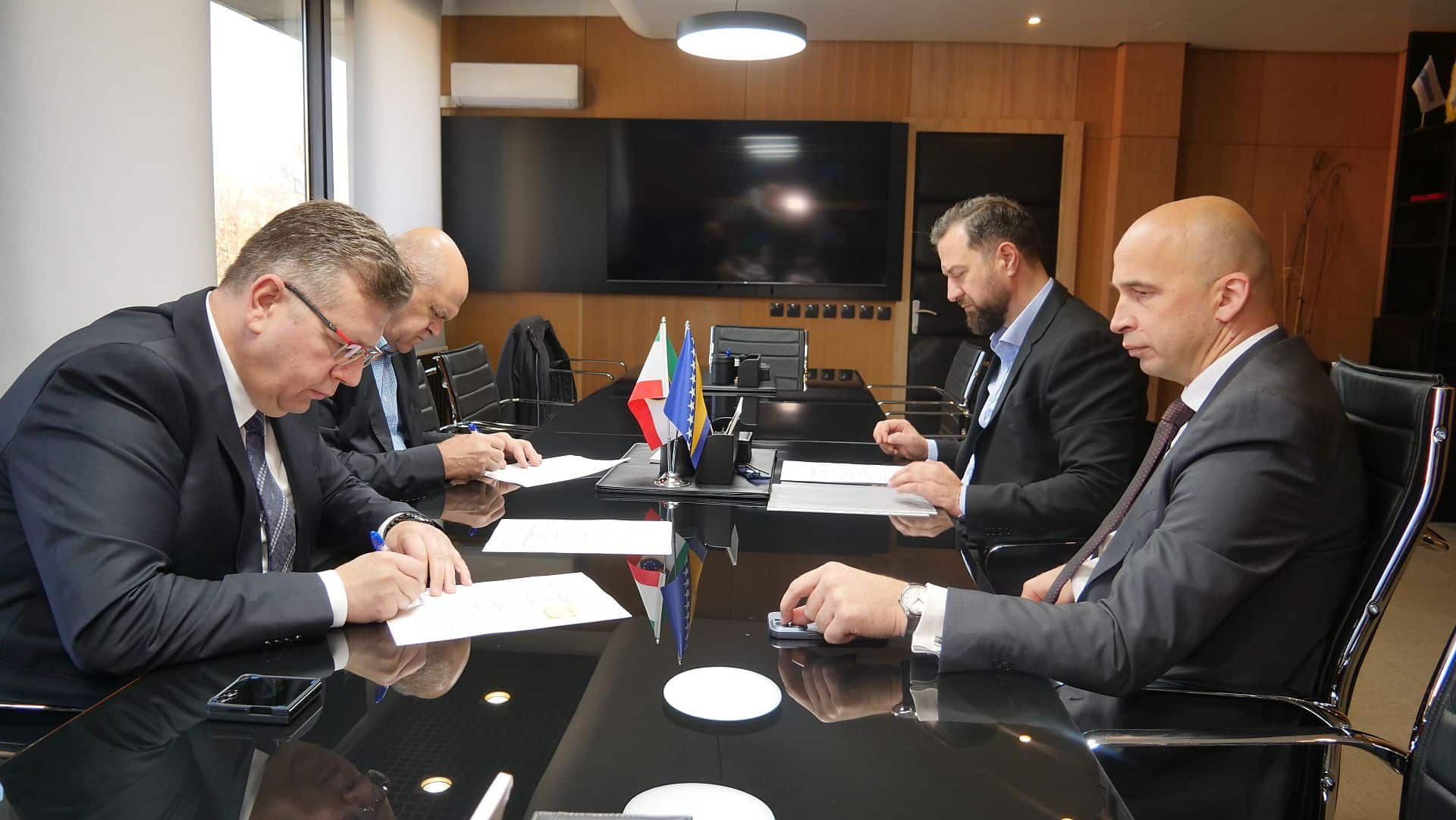 Signed amendments to the Collective Agreement for the activity of primary and secondary education in ZDK
