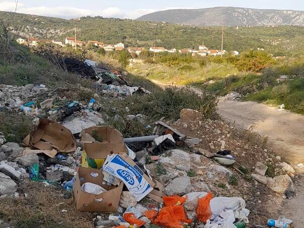 The livestock farmers threaten to block the road, if the garbage problem is not solved