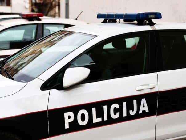 Crash in Sarajevo: The car hit a parked Golf and threw it onto a pedestrian