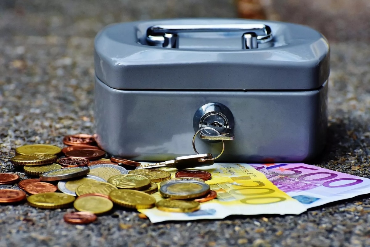 Banks in the eurozone have tightened the standards of lending to companies