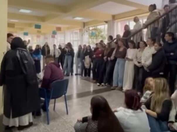Zenica Songs Followed by the legend: Gymnasians in the hall of the school sang "Romania"