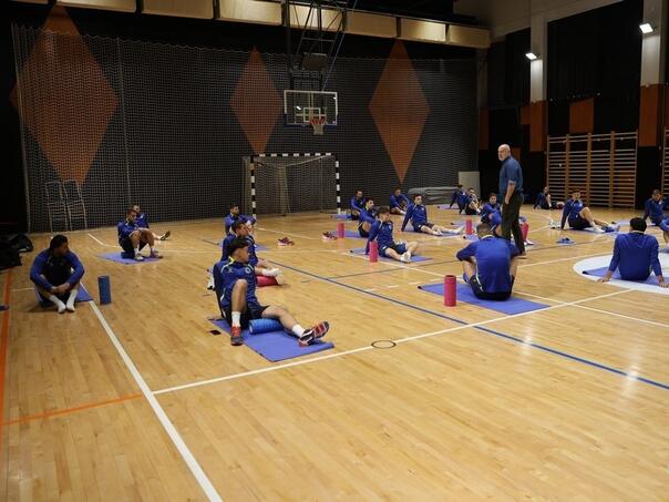 The rain "Dragons" chased her to the gym, the first indoor training session
