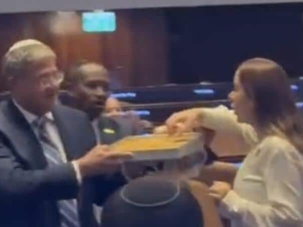 Ben Gvir handed out sweets at the time of the approval of the death penalty law in the Knesset