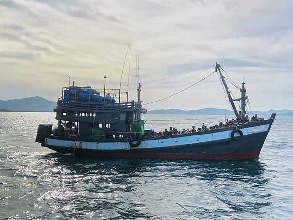 Migrant ship sinks near Malaysia-Thailand border, hundreds missing