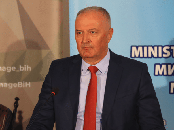 Helez calls Schmidt for help: Unblock our institutions
