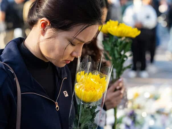 Hong Kong in mourning: Thousands pay tribute to fire victims