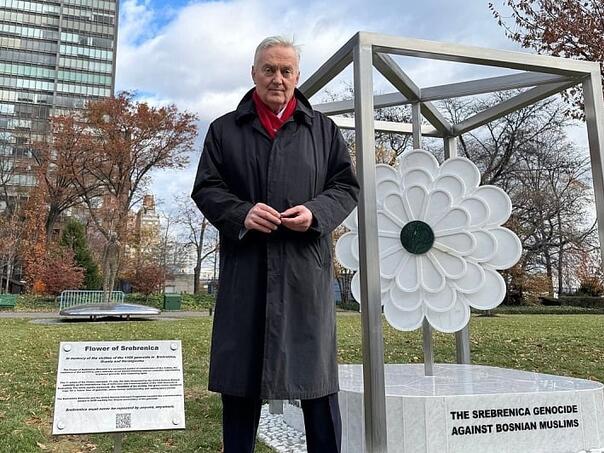 Lagumdžija next to the monument "The flower of Srebrenica" in New York
