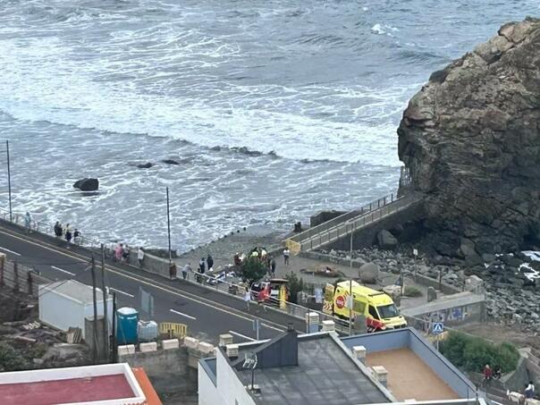 At least three dead due to huge waves in Tenerife