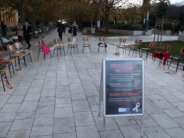 Performance Chairs that talk: "Femicide is one of the most difficult social problems"