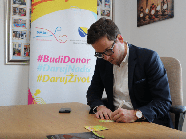 Prime Minister UK signed the donor card, invited everyone to consider this noble possibility