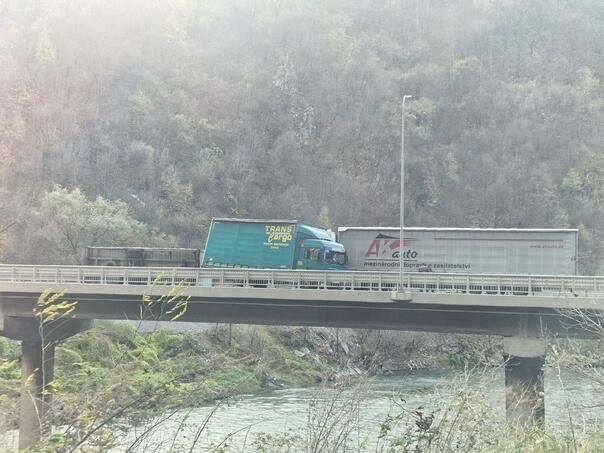 A strong wind overturned a truck trailer in Vranduk, traffic was completely stopped