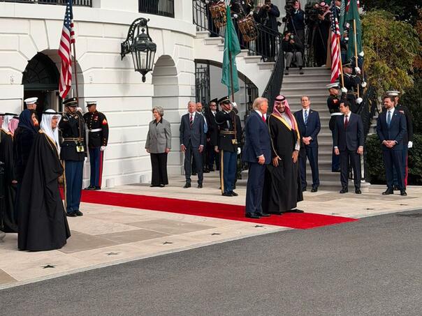 This has not been seen in the White House for a long time: the Saudi prince welcomed with planes, guards and cannons