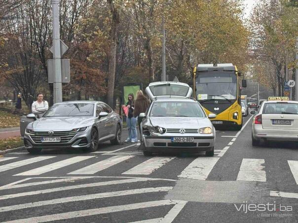Collision in Alipašina street, traffic in one direction completely blocked